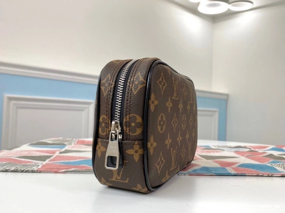 PM POUCH TOILETRY LOUIS VUITTON 0710